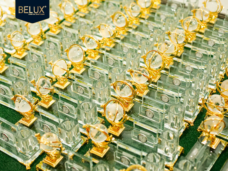 Lô đế bút pha lê Hội Nghị Tổng Kết HNQT D17 bằng đồng thiết kế theo yêu cầu